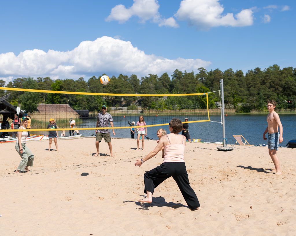 Folk som spelar volleyboll på Outdoor Festival 2024.